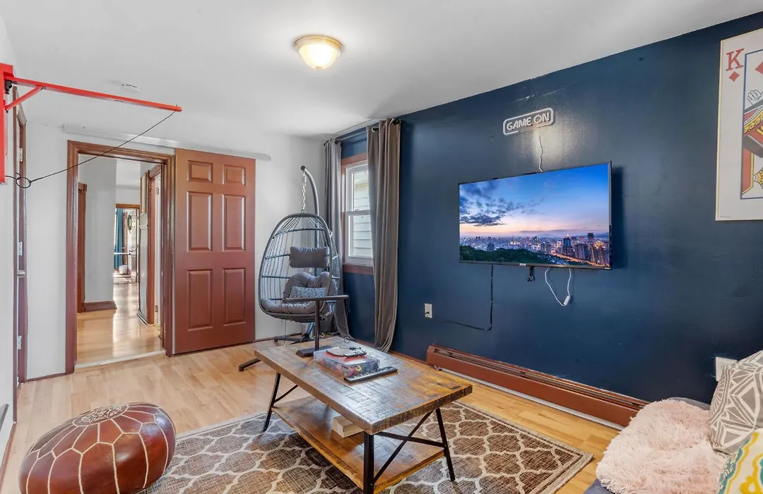 9 Bedroom, 14 Beds House Great For Big Groups Near Boardwalk, Tropicana-1