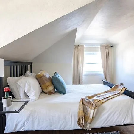 Fabulous Mid Century 4Br 3Bath House-3